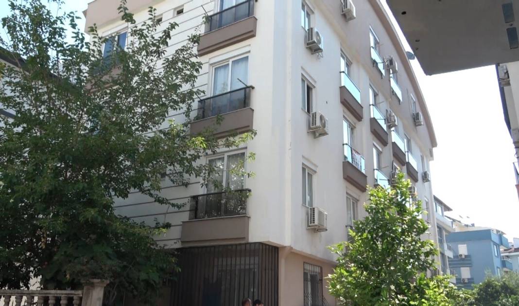 Kendisini eve kilitledi, evi yakmaya çalıştı! Sinir krizi geçirdi 2
